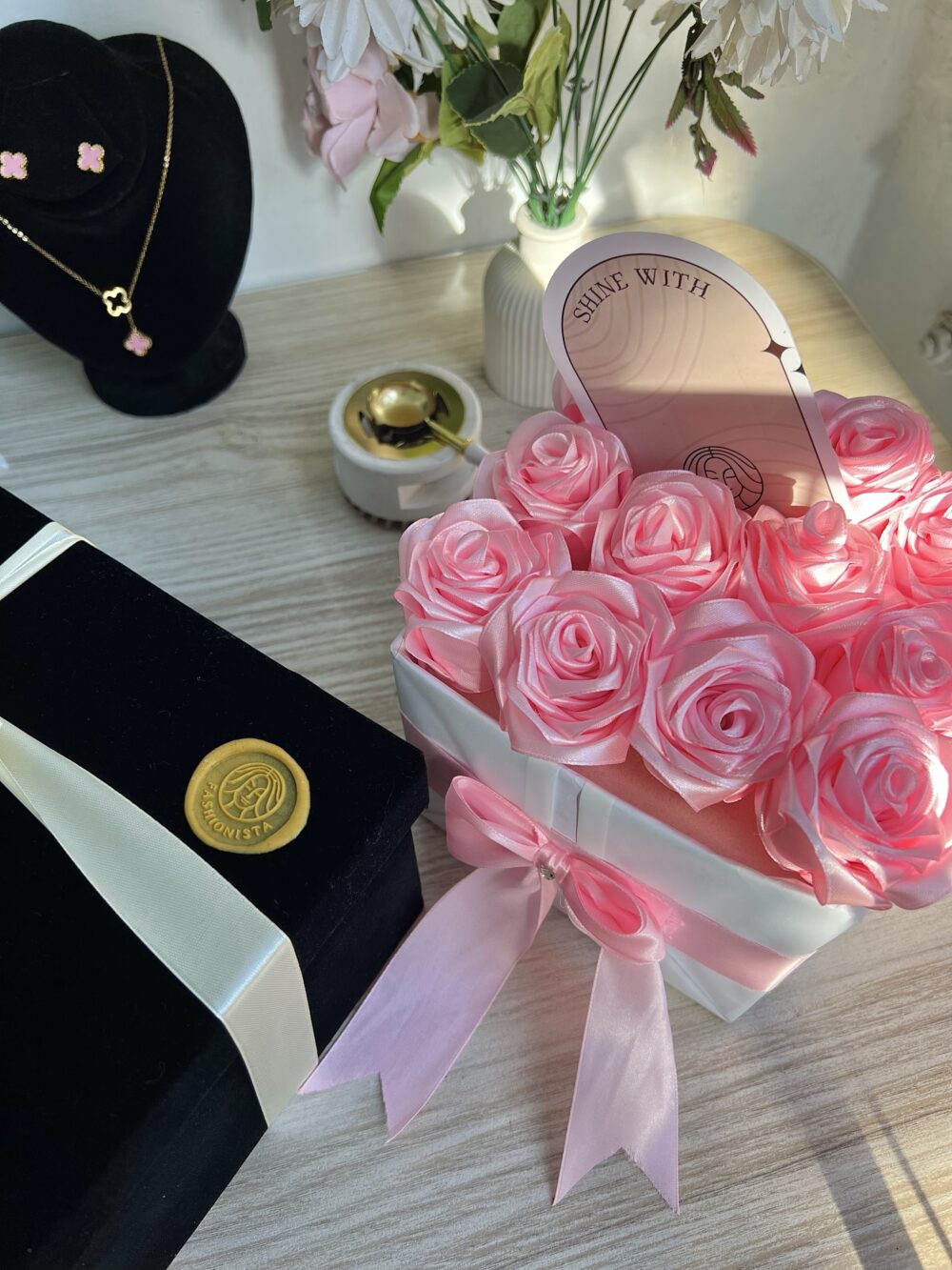 باکس گل گلابی ( ریبون )
۱۲ شاخه گل گلابی - Image 7