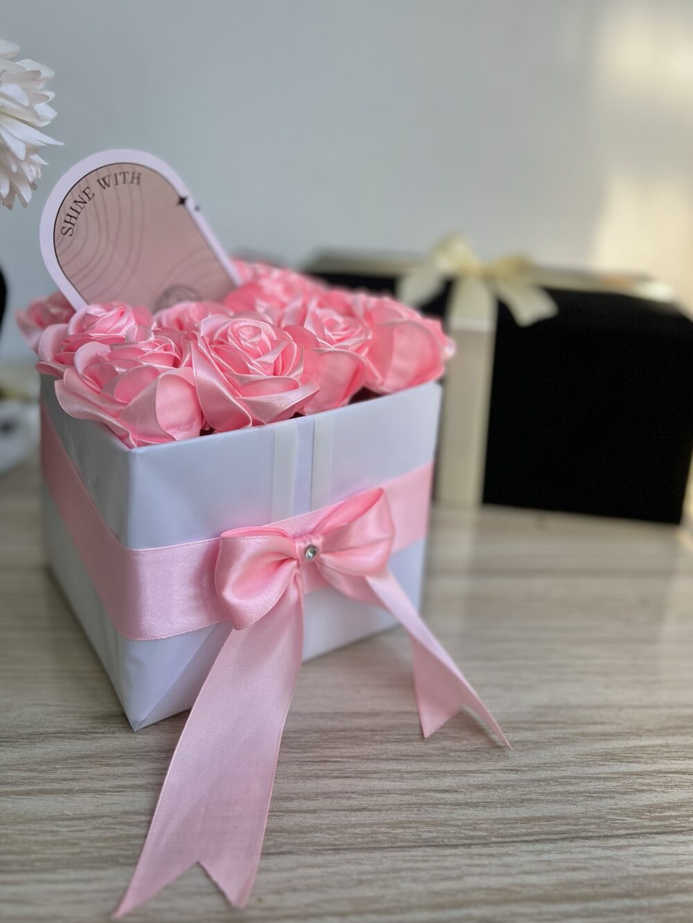 باکس گل گلابی ( ریبون )
۱۲ شاخه گل گلابی - Image 5