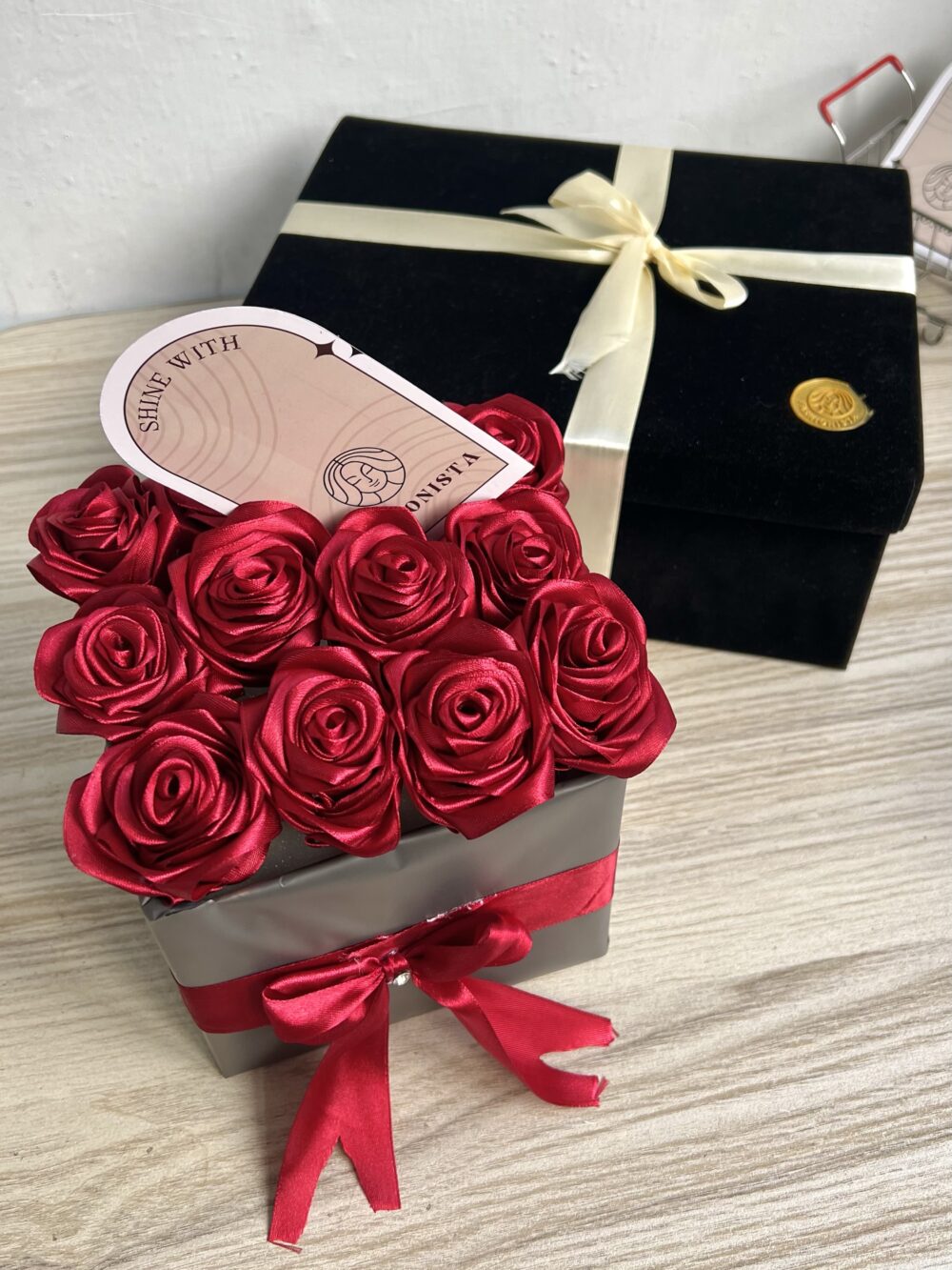 باکس رز سرخ ( ریبون) 
۱۲ شاخه رز سرخ - Image 4