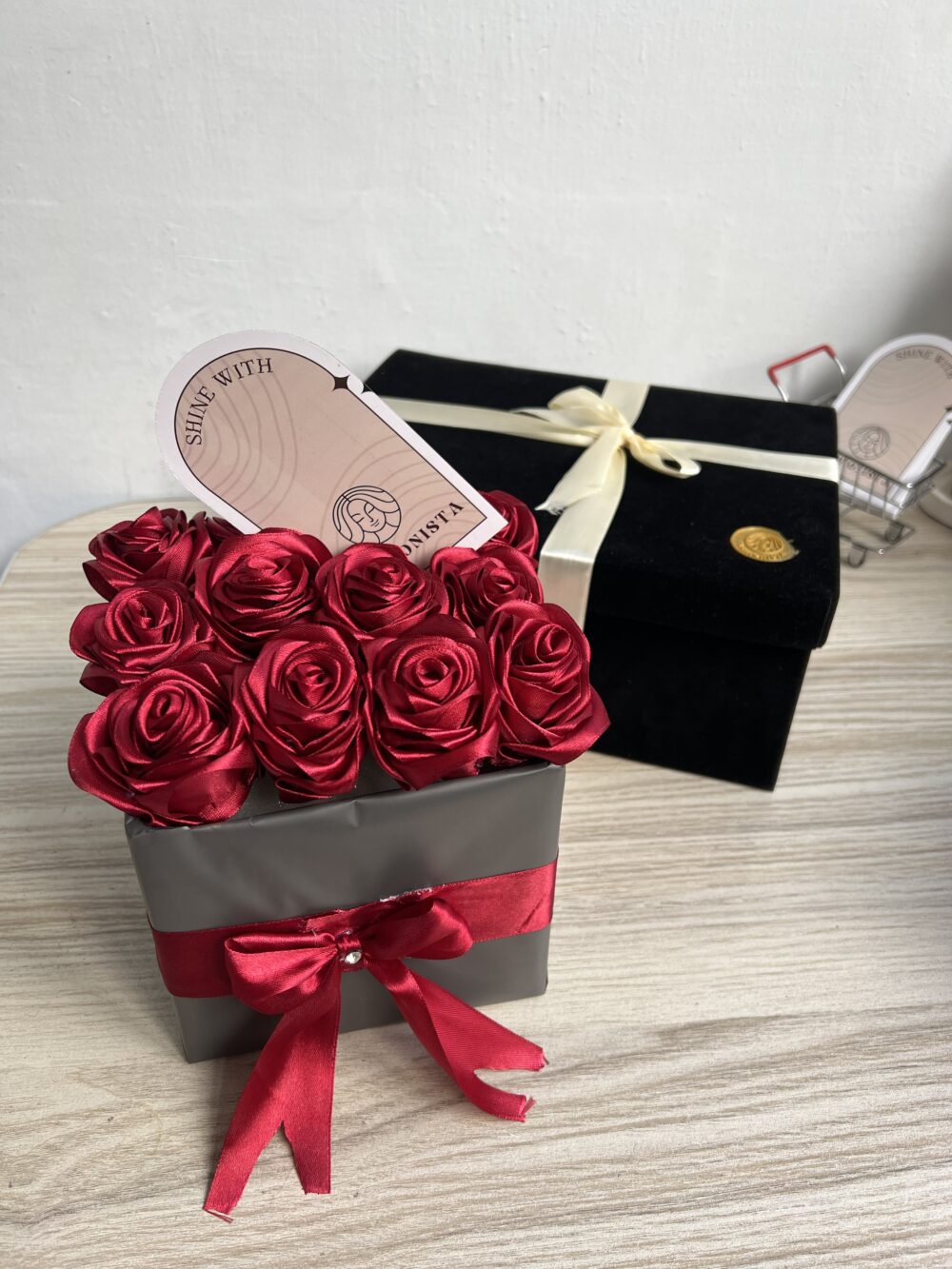 باکس رز سرخ ( ریبون) 
۱۲ شاخه رز سرخ - Image 5