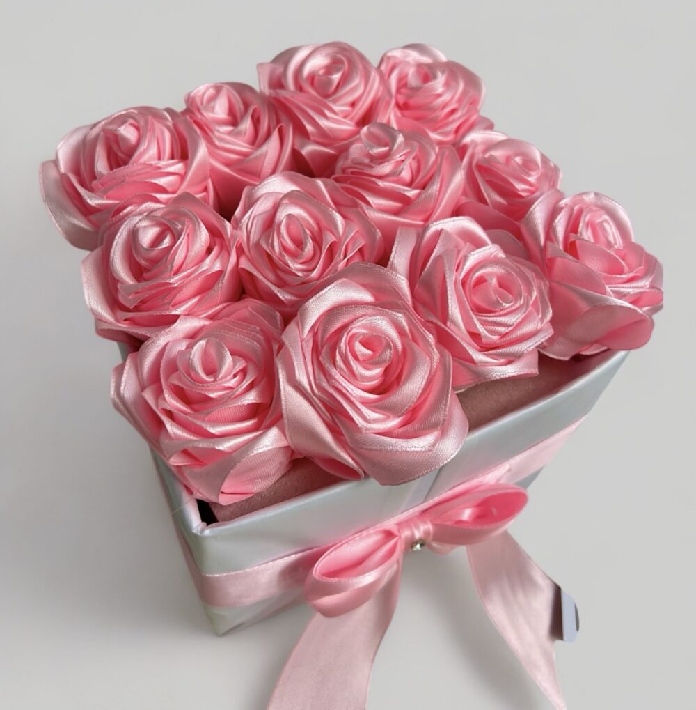 باکس گل گلابی ( ریبون )
۱۲ شاخه گل گلابی - Image 4