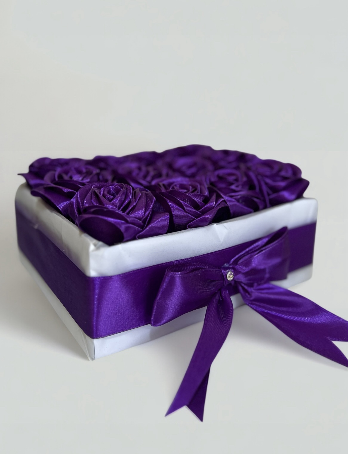 باکس گل بنفش ( ریبون)
۱۲ شاخه - Image 3