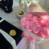 باکس گل گلابی ( ریبون )
۱۲ شاخه گل گلابی