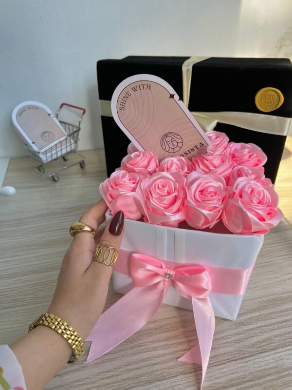باکس گل گلابی ( ریبون )
۱۲ شاخه گل گلابی