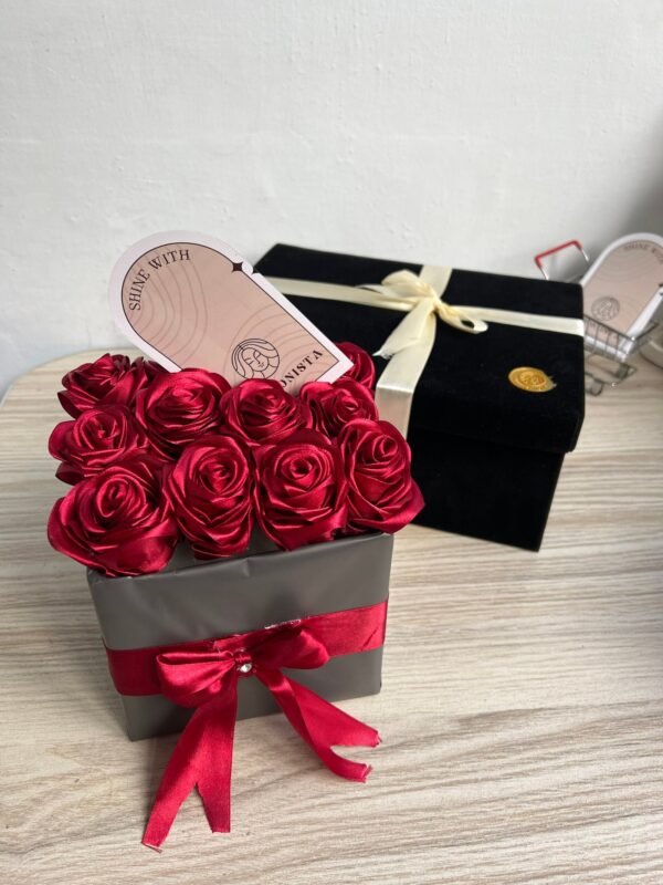 باکس رز سرخ ( ریبون) 
۱۲ شاخه رز سرخ