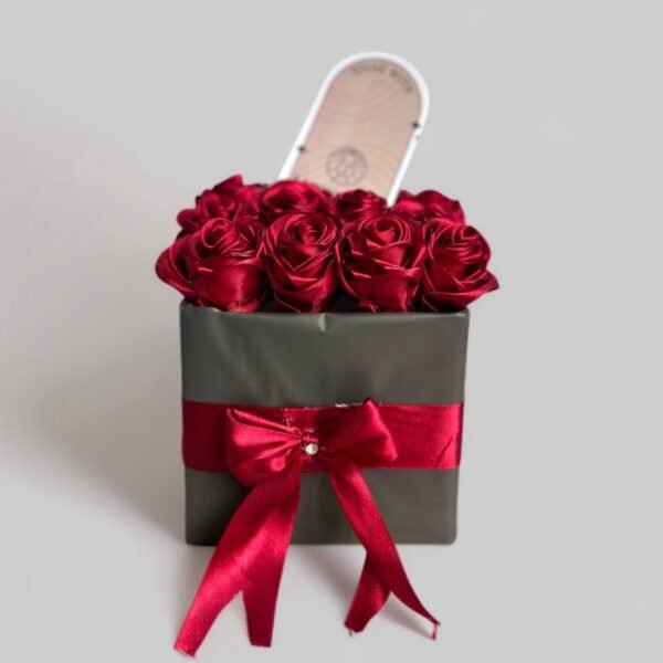 باکس رز سرخ ( ریبون) 
۱۲ شاخه رز سرخ