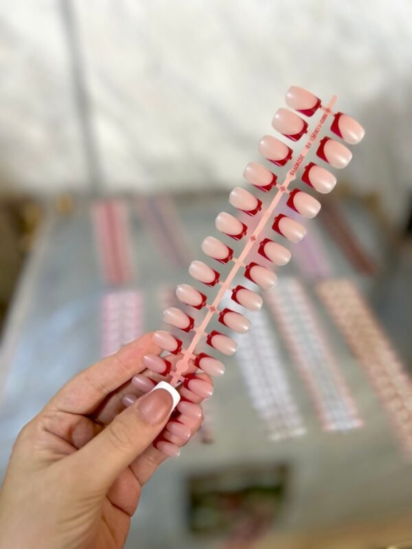 ناخن مصنوعی  بسته ۳۰ عدده
۱ بسته ۱۰۰ اف
۳ بسته ۲۵۰‌ اف